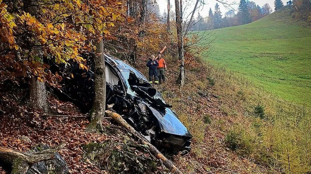 Rund 80 Meter fiel das Auto die Böschung hinab und konnte erst am nächsten Tag geborgen werden