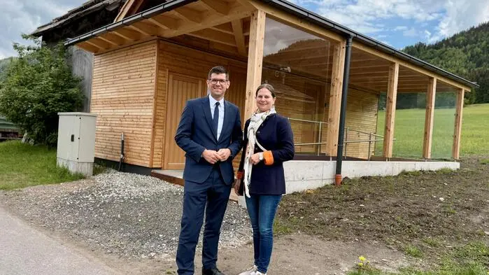 Ein Mann und eine Frau stehen vor einer neuen barrierefreien Sanitäranlage