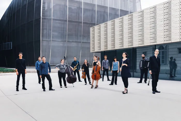 Mit der Gründung des Schallfeld Ensembles vor nahezu zehn Jahren begannen sie ihren besonderen Weg der Virtuosität, Klangsensibilität und Konzertformate in der zeitgenössischen Musik. Regional, national und international.