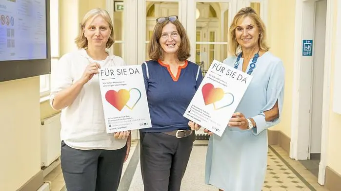 Bürgermeisterin Elke Kahr (KPÖ), neue Sozialamtsleiterin Eva Seiler und ihre Vorgängerin Andrea Fink