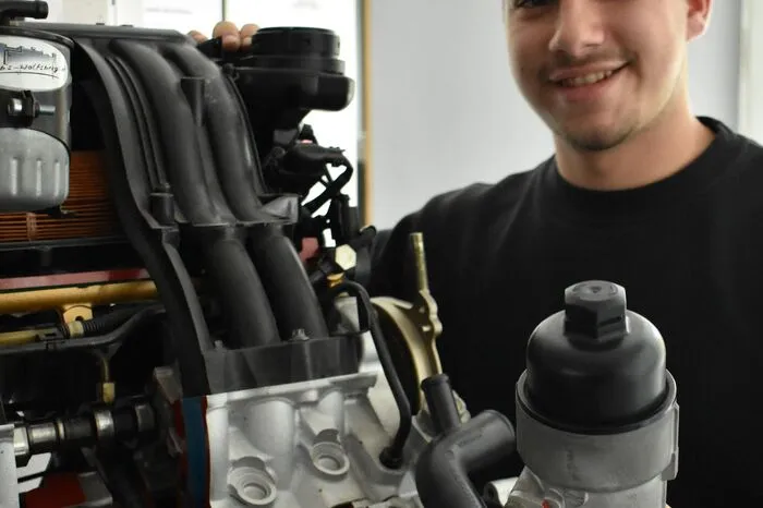 Zurzeit besuche ich die Berufsschule in Wolfsberg für KFZ-Techniker und Systemelektroniker. Ich bin aktuell im zweiten Lehrjahr und lerne im Betrieb Kfz Lobnig in Völkermarkt. Nachdem ich die Lehrabschlussprüfung erfolgreich abgeschlossen habe, möchte ich mich im Kfz-Bereich weiterbilden. Mein Berufsleben sollte idealerweise so ablaufen, dass man nach der Arbeit nach Hause kommt und ohne Sorgen oder Stress noch etwas mit der Familie oder Freunden unternehmen kann. Das Wichtigste am Arbeitsplatz ist mir der Umgang untereinander: Jeder sollte gleichbehandelt werden, egal ob Lehrling, Geselle oder Meister.