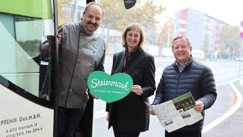 Koch Johann Lafer, Landesrätin Barbara Eibinger-Miedl und Erich Neuhold, Geschäftsführer des Steiermark Tourismus im Rahmen der Info-Tour
