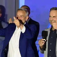 Leif-Erik Holm feiert den Sieg in Mecklenburg-Vorpommern