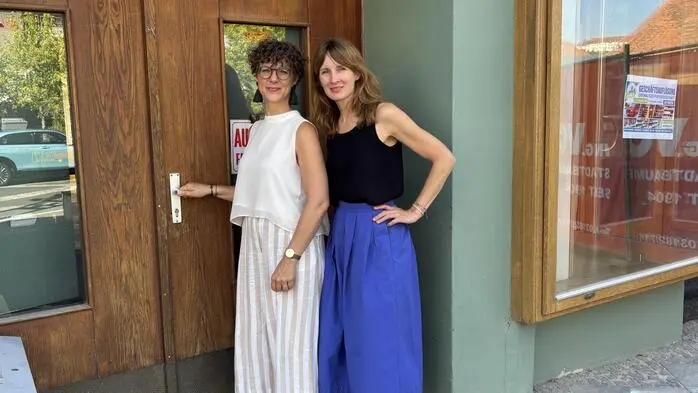 Leni Koinegg (li.) und Nika Mitteregger vor der ehemaligen Buchhandlung Hofbauer in Leibnitz, in deren Räumlichkeiten „The Hof“ entsteht