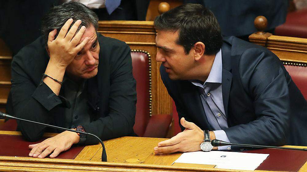 Der griechische Premier Alexis Tsipras und ein sichtlich erschöpfter Finanzminister Euclid Tsakalotos 