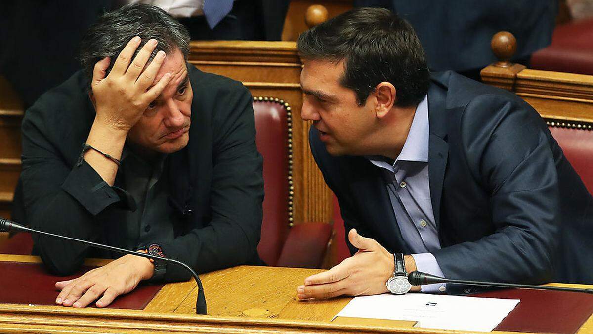 Der griechische Premier Alexis Tsipras und ein sichtlich erschöpfter Finanzminister Euclid Tsakalotos 