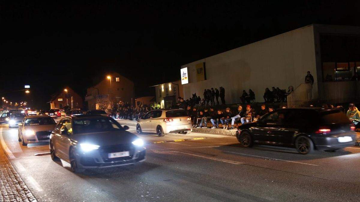 Tausende Autofans kommen für mehrere Wochen im Jahr an den Faaker See