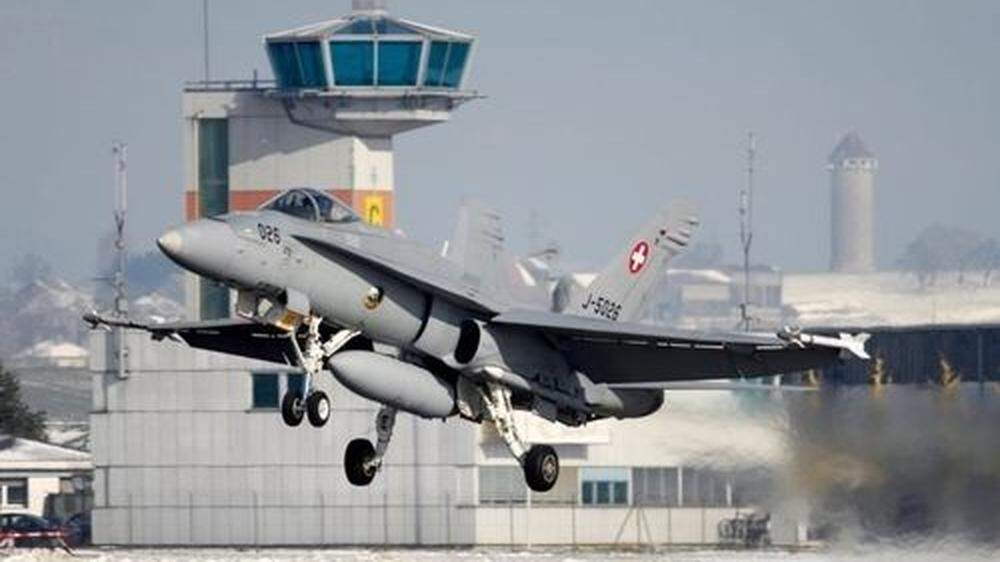Eine F-18 der Schweizer Luftwaffe beim Start