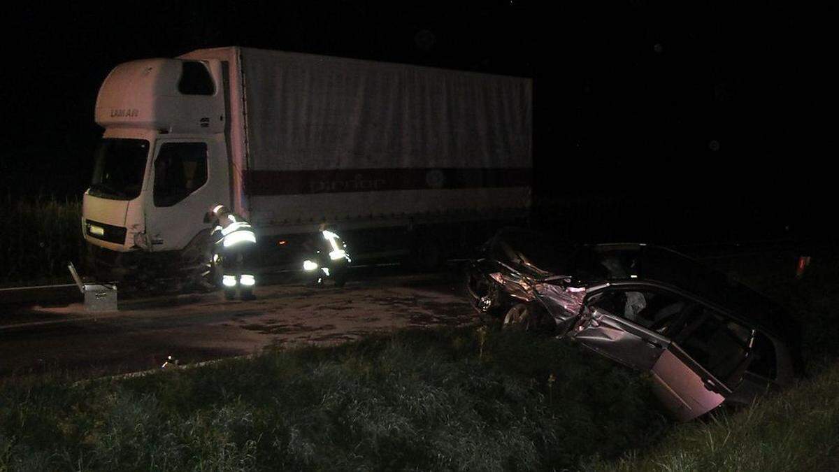 Der Pkw landete im Straßengraben, beide Lenker blieben unverletzt