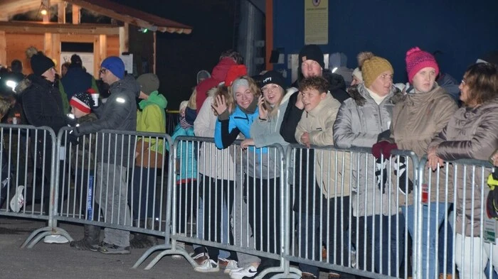 In Scharen sind am Samstagabend Schaulustige zum Parkplatz am Kreischberg gekommen, um einen Krampuslauf aus nächster Nähe zu sehen.