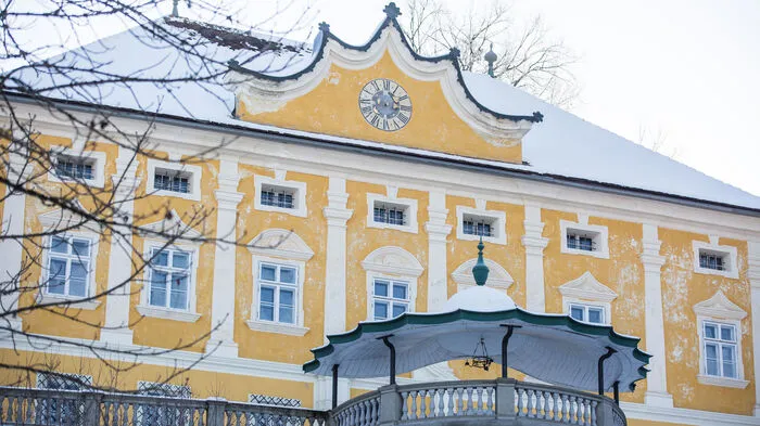 Das Renaissanceschloss Stadlhof in St. Donat, Stadtgemeinde St. Veit, wurde Ende des 18. Jahrhunderts barockisiert.