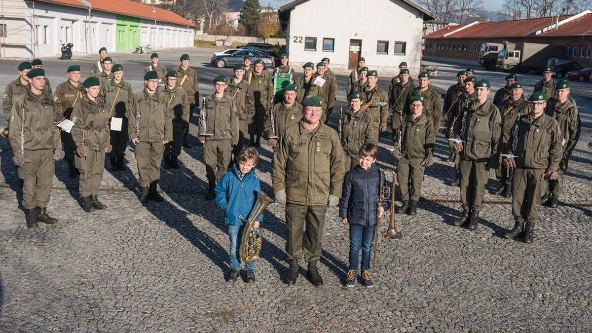 Jakob und Kilian spielten mit der steirischen Militärmusik den Bozner Bergsteigermarsch, wurden von Kapellmeister Hannes Lackner instruiert	 