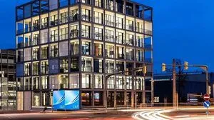 Die Gebäudeform wurde sowohl im Grundriss als auch im Aufriss aus dem Logo und Corporate Design abgeleitet. Architektur: Innocad