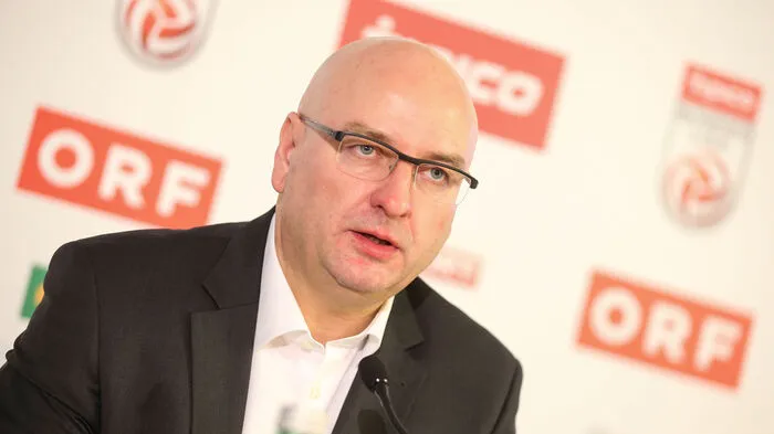 Hans Rinner (Bundesliga-Präsident): "Wir haben eine Reform zugunsten des gesamten österreichischen Fußballs beschlossen. Wir haben die Thematik so ausführlich behandelt wie selten ein Thema zuvor, mit allen Stakeholdern, also allen, die sich mit dem Produkt Profi-Fußball beschäftigen. Es sind gute Beschlüsse, die uns wirtschaftlich, sportlich und infrastrukturell in die Zukunft führen. Die Reform hört auch nicht mit den Detailbeschlüssen zum Spielmodus auf, sie soll vielmehr als Startschuss für eine mittel- und langfristige Entwicklung verstanden werden, an deren Ende ein Paket stehen soll, das für maximal 50 Mannschaften oberhalb der Landesligen möglichst ideale Entwicklungsmöglichkeiten in den Bereichen Organisation, Wirtschaftlichkeit, Infrastruktur und Sport bietet. Daran werden wir in den kommenden Monaten und Jahren weiterhin mit vereinten Kräften arbeiten."