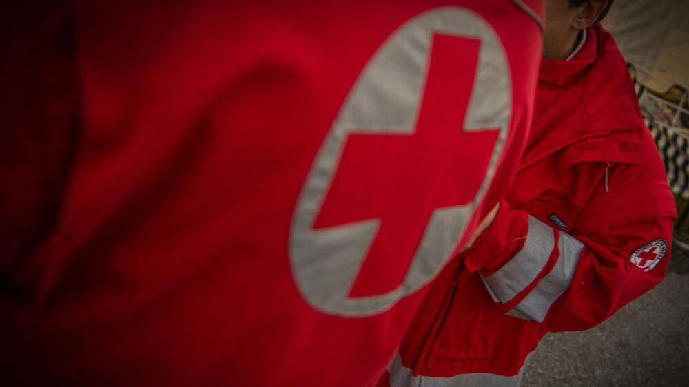 Die  Pkw-Insaßen wurden vom Roten Kreuz mit Verletzungen unbestimmten Grades ins LKH Bad Aussee gebracht