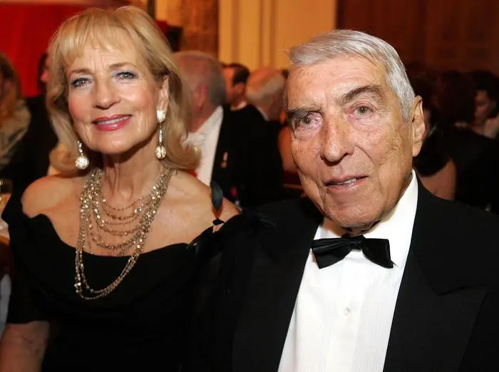 ABD0004_20181018 - WIEN - ÖSTERREICH: ++ ARCHIVBILD ++ Helmut Zilk und Gattin Dagmar Koller, aufgenommen 10. Februar 2007 in Wien. Vor zehn Jahren, am 24. Oktober 2008, ist der Wiener Altbürgermeister Helmut Zilk gestorben. Der SPÖ-Politiker war zehn Jahre lang, von 1984 bis 1994, Stadtoberhaupt. (ARCHIVBILD VOM 10.2.2007) - FOTO: APA/ROLAND SCHLAGER