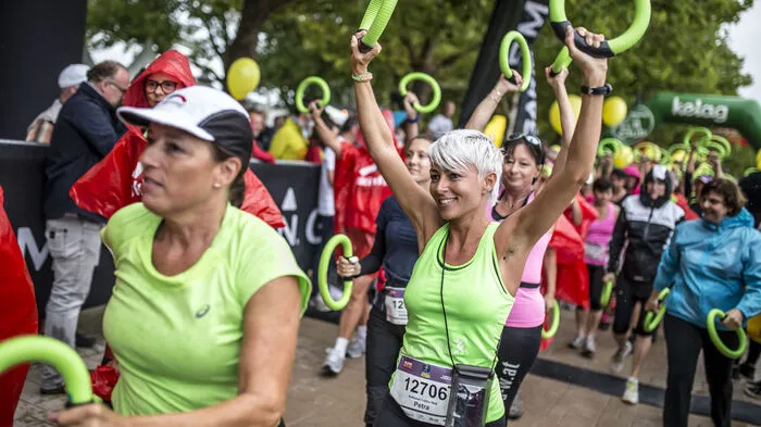 Hunderte Frauen nahmen am Samstagabend die 4,2 Kilometer lange Strecke durch den Europapark in Angriff