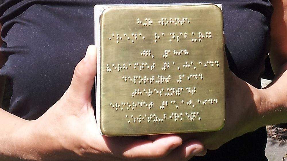 Der Stein in Braille-Schrift wurde vor dem Odillieninstitut verlegt