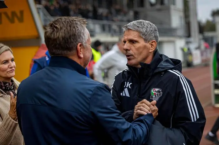 WOLFSBERG,AUSTRIA,05.OCT.24 - SOCCER - ADMIRAL Bundesliga, Wolfsberger AC vs TSV Hartberg. Image shows head coach Manfred Schmid (Hartberg) and head coach Dietmar Kuehbauer (WAC).  
Photo: GEPA pictures/ Matthias Trinkl