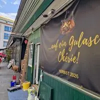 Hier auf der Rückseite der fixen Standln beim Jakominiplatz wird die „Gulascherie“ eröffnet