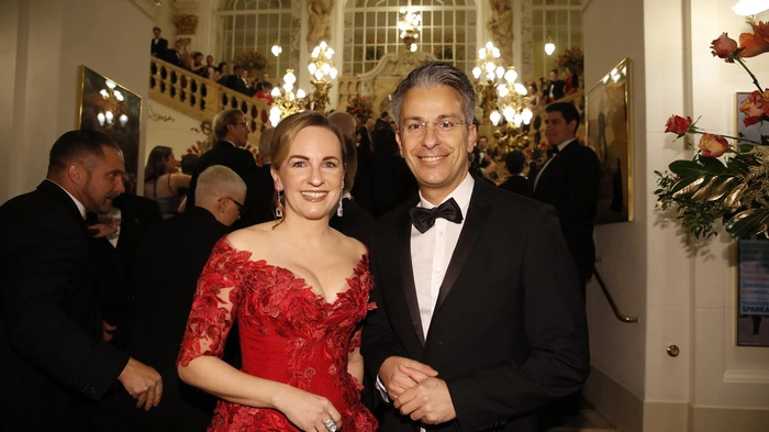 Opernball-Organisatorin (als Gast von Stadtrat Kurt Hohensinner) in einer roten Robe von Lena Hoschek Atelier - die hat sie übrigens auch beim Opernball 2019 getragen