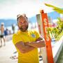 Markus Bräuhaupt, Landesleiter ÖWR Kärnten, vor einer Sturmwarnleuchte im Strandbad Klagenfurt