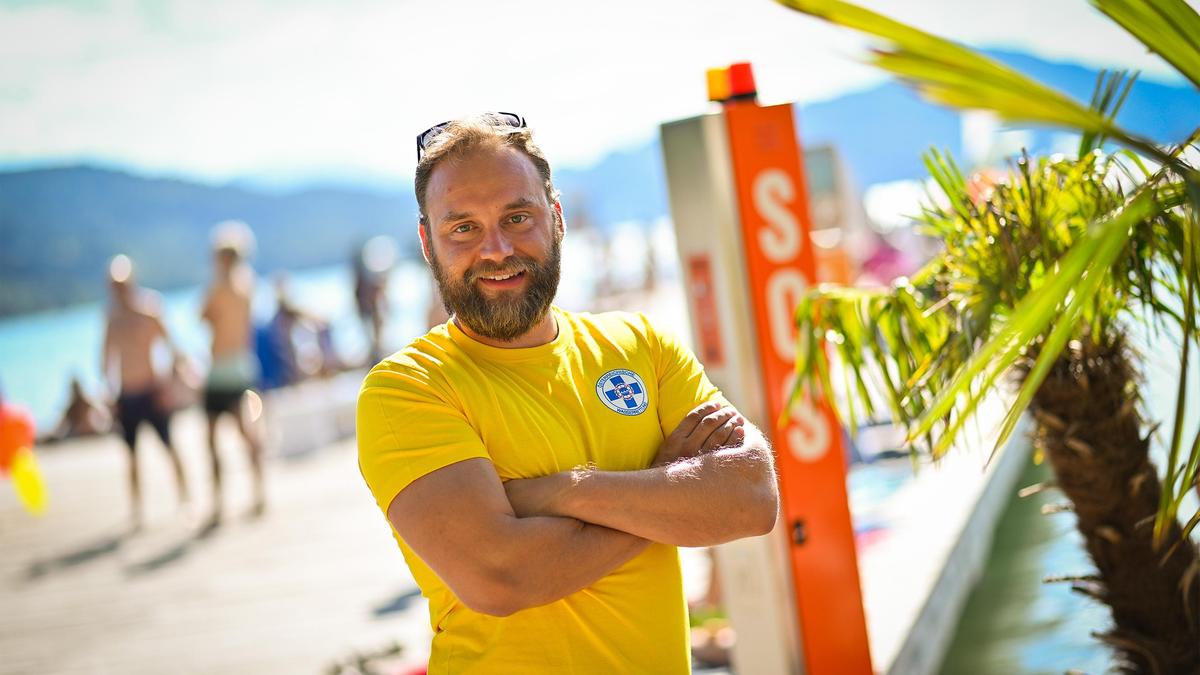 Markus Bräuhaupt, Landesleiter ÖWR Kärnten, vor einer Sturmwarnleuchte im Strandbad Klagenfurt