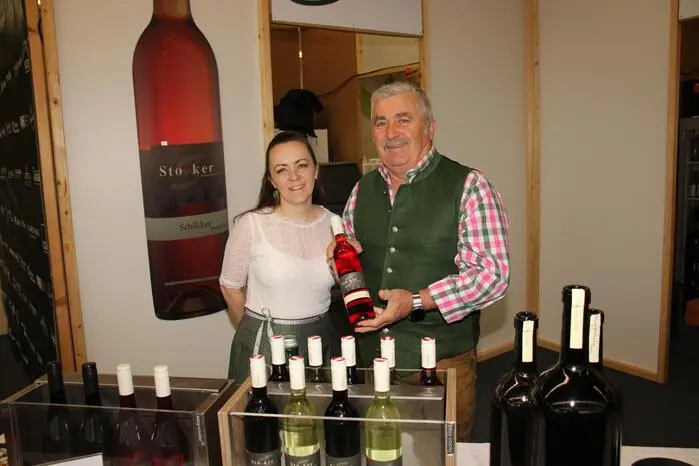 An zwei ausverkauften Abenden im Freizeitzentrum Stallhofen präsentierten die heimischen Weinbaubetriebe Bauer-Prall, Lackner, Herbstwein, Stocker, Tippler, Da Finz Bäuchel, Zach, Dokter, Kremser-Greitbauer, Hochstrasser und Zweiger ihre edlen Tropfen.