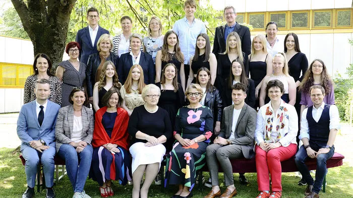 Die 8a Klasse mit Klassenvorstand Ingrid Strauß-Siminger: Anna Lasnik, Sophie Christin Amon, Alexandra Rannegger, Laura Rampre-Fink, Anna-Sophie Pommer, Julia Steifer, Irina Schilcher, Klara Gosch, Clara Hasewend, Emma Gollob, Marie-Christin Masser und Sophie Koch (fehlend: Sarah Reifgraber)