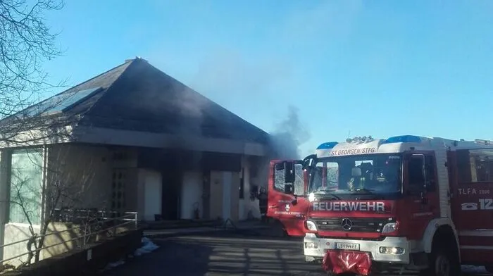 Die ehemalige Raikafiliale in St. Georgen, die mittlerweile zu einem Wohnhaus umgebaut wurde, geriet Mittwochnachmittag in Brand.
