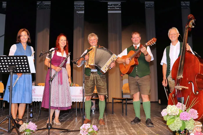 Weststeirisch Z'sammgwürfelt mit Reinhold Lenz und die Singgemeinschaft Voitsberg unter der bewährten Leitung von Heide Marie Reif überbrachten musikalische Grüße.