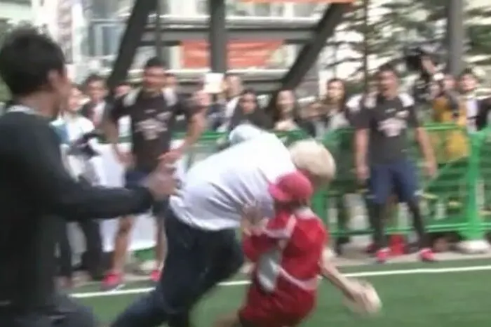 2015 nahm Boris Johnson als damaliger Bürgermeister von London an einem Straßenrugby-Spiel mit Kindern in Tokio teil. Offenbar vom Ehrgeiz gepackt, rammte der Politiker einen 10-jährigen Buben, der zu Boden stürzte.