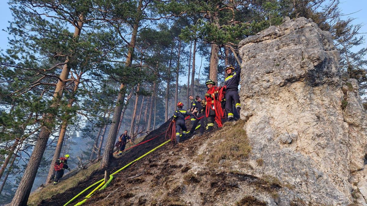 Extrem steiles Gelände gestalten die Löscharbeiten herausfordernd | Extrem steiles Gelände gestalten die Löscharbeiten herausfordernd