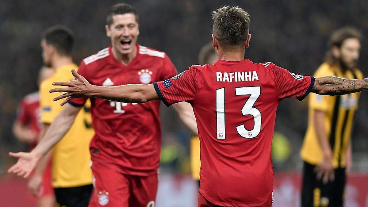 Bayerns Torschütze Robert Lewandowski und Rafinha jubeln