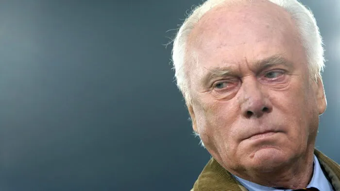 Udo Lattek. Der erfolgreiche deutsche Fußballspieler und auch -trainer litt an Parkinson, deswegen wechselte er später auch vom Fernsehexperten zum Kolumnisten. Er starb 2015 im Alter von 80 Jahren.