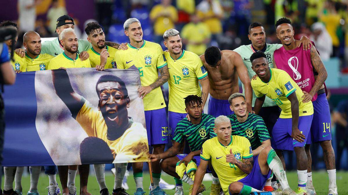 Brasiliens Spieler hielten nach dem Viertelfinaleinzug ein Transparent für Pelé hoch