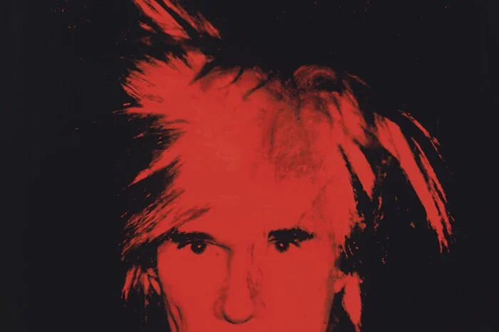 Der Kult um das Einzelstück ist überbewertet! Niemand hat diese Philosophie so nachhaltig gecrasht wie Andy Warhol (1928–1987). Alltägliches – wie etwa Campbell‘s Suppendosen – wurde Kunst und Kult, die serielle (Kunst-)Produktion zum Maß aller Dinge. Pop-Art und das Zelebrieren der Massenkultur haben die Welt nachhaltig geprägt. Als Meister der Selbstinszenierung und Selbstvermarktung war Warhol der Großvati aller Influencer.