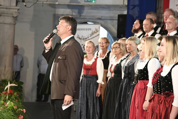 Der Spittaler Bürgermeister Gerhard Pirih begrüßte als Regionalverbandsobmann, der Singkreis Porcia sorgte für stimmungsvolle Umrahmung der Veranstaltung im Schlosshof.