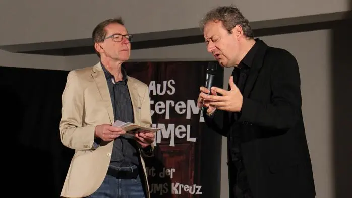 Auf Einladung der Pfarre Ligist, Pfarre Voitsberg und evangelischen Pfarrgemeinde Voitsberg gastierten Oliver Hochkofler und Imo Trojan mit ihrem Kabarett-Programm „Aus heiterem Himmel – Mit der Kirche ums Kreuz“ im neuen Kirchhof in Ligist.