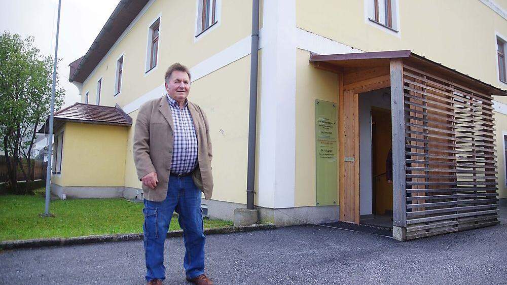 Altbürgermeister Helmut Ganser vor dem bisherigen Arzt-Haus in Gußwerk