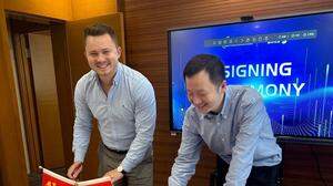 Julian Kalcher (“Apfelland Energie“) bei der Firma SunriseEnergy in Shanghai: Vor wenigen Tagen unterzeichnete der Oststeirer einen millionenschweren Vertrag