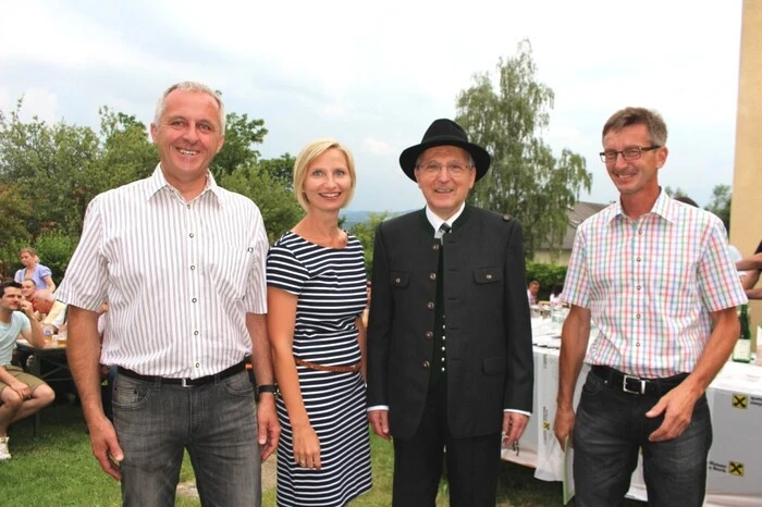 Nach der Präsentation der Festschrift luden Bürgermeister Hermann Pferschy und Pfarrgemeinderat Konrad Zettl zum stimmungsvollen Sommerabend in den frisch renovierten Pfarrgarten.