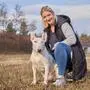 Hundehalterin mit Bullterrier | Lisa Steiner mit Bullterrier Samy, der mit diversen Allergien zu kämpfen hat