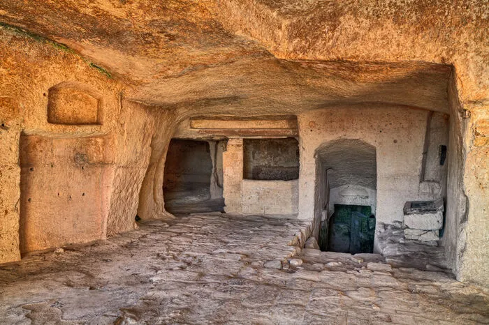 Die Felsen entlang der Schlucht inmitten zerklüfteter Landschaft sind durchzogen von Höhlen, die Menschen schon vor Tausenden Jahren bewohnten. In den Vierteln Sasso Caveoso und Sasso Barisano lebten bis in die 50er-Jahre Menschen unter hygienisch desaströsen Zuständen. Teilweise Seite an Seite mit ihren Tieren.