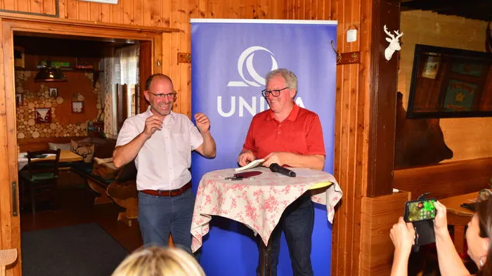 Manfred Dengg  (links) präsentierte sein Buch, rechts Moderator und Kleine Zeitung-Urgestein Hans Breitegger.