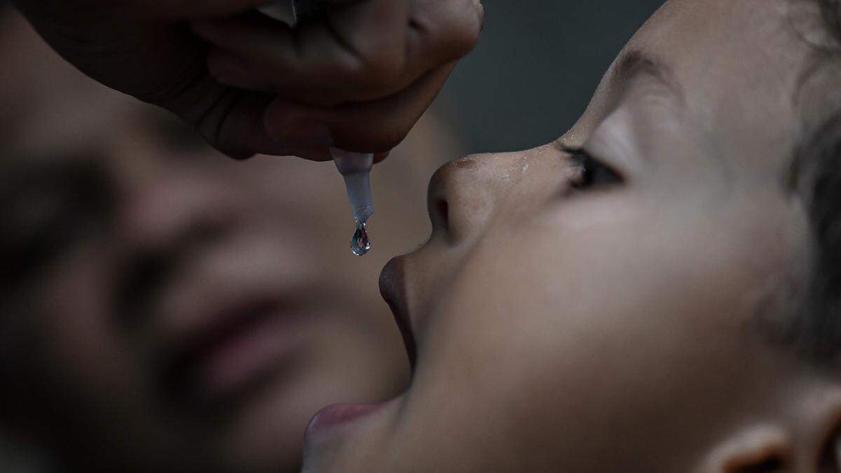 International wurden zuletzt einige Fälle von Polio berichtet. Der Impffortschritt bzw. die Durchimpfungsrate variiert weltweit. Im Bild: Ein Kind in Caracas (Venezuela) erhält eine Polio-Schluckimpfung