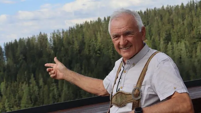 Karl Eder auf der großen Hotel-Terrasse in St. Kathrein am Offenegg mit Blick Richtung Schöckl