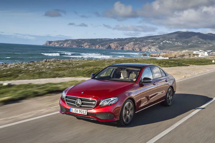 So gut war sie noch nie, die Mercedes E-Klasse. Und so selbstständig ebenfalls nicht: Beim teilautonomen Fahren sind die Stuttgarter ganz vorne dabei und die obere Mittelklässlerin ist auch noch das erste Auto der Welt, das Car-to-X-Kommunikation beherrscht.