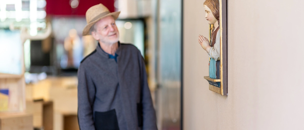 Ein Besucher betrachtet im Museum Aguntum ein Relief, das das Mädchen Ursula Böck zeigt