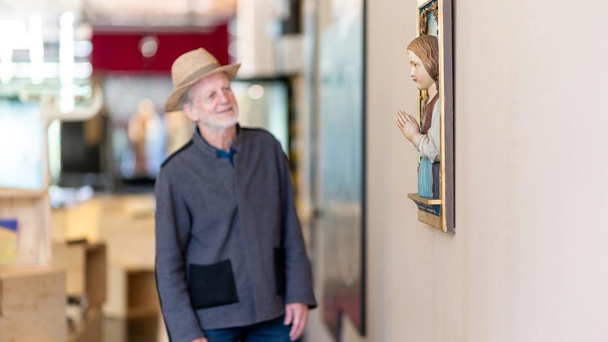 Ein Besucher betrachtet im Museum Aguntum ein Relief, das das Mädchen Ursula Böck zeigt